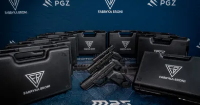 Pistolet MPS z walizką z Fabryki Broni w Radomiu
