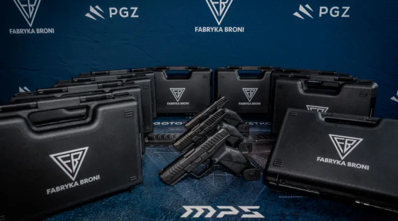 Pistolet MPS z walizką z Fabryki Broni w Radomiu